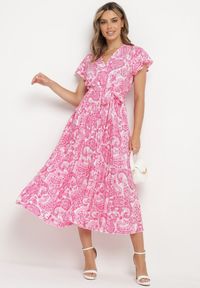 Born2be - Różowa Sukienka z Kopertowym Dekoltem z Gumką w Talii i Materiałowym Paskiem Xelovia. Okazja: na co dzień. Kolor: różowy. Materiał: materiał. Typ sukienki: kopertowe. Styl: elegancki, casual #1
