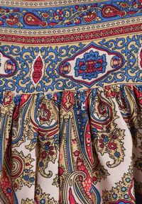 Renee - Jasnobeżowa Rozkloszowana Sukienka we Wzór Paisley z Rękawem 3/4 Briarwa. Okazja: na co dzień. Kolor: beżowy. Wzór: paisley. Styl: elegancki, casual #5