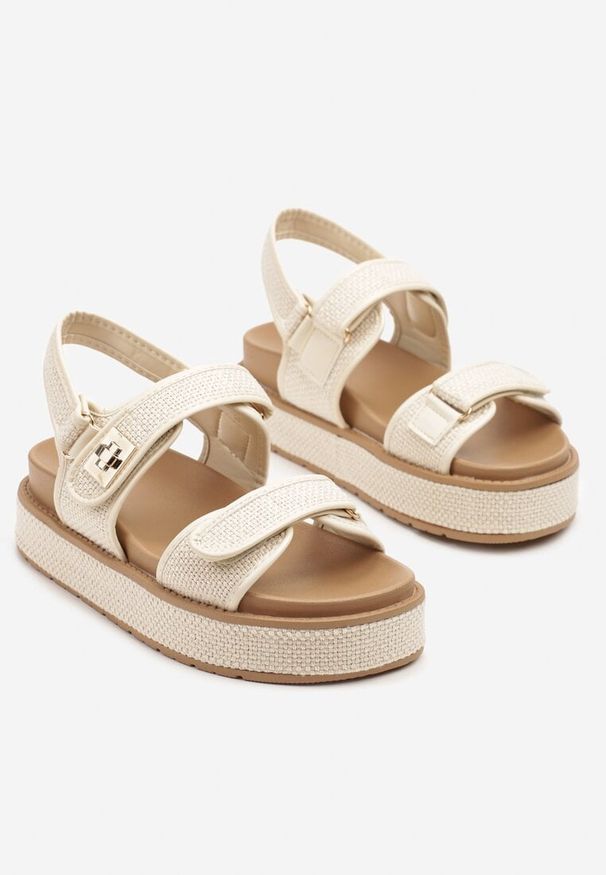 Born2be - Beżowe Sandały na Grubej Podeszwie Zdobione Plecionką Zapinane na Rzep Elanilith. Okazja: na co dzień. Zapięcie: rzepy. Kolor: beżowy. Wzór: aplikacja. Obcas: na platformie. Styl: casual, klasyczny