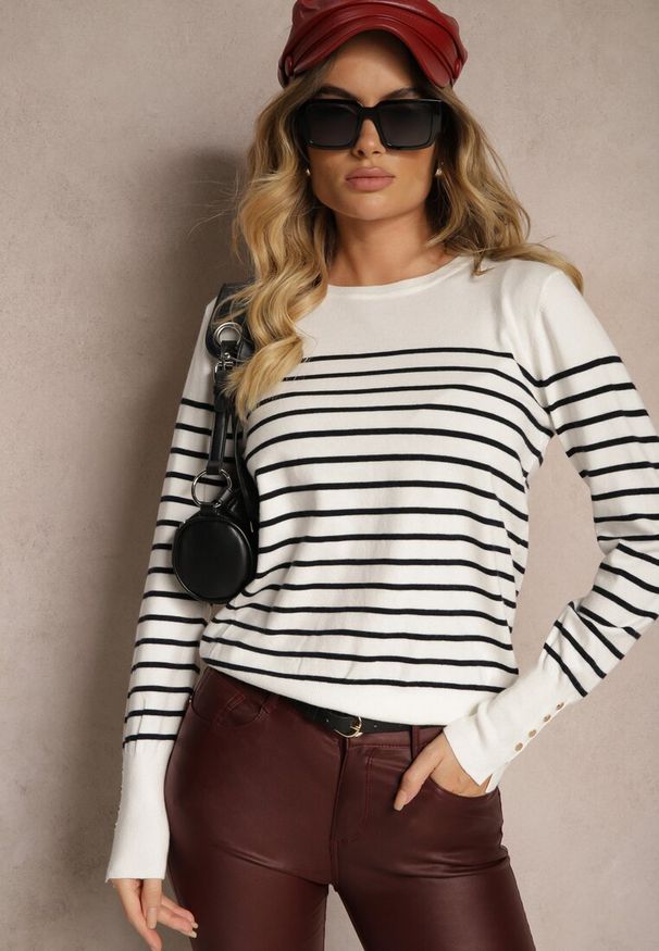 Renee - Biały Sweter z Wiskozą Bawełną z Nitami w Paski Vitita. Okazja: na co dzień. Kolor: biały. Materiał: bawełna, wiskoza. Wzór: paski. Styl: klasyczny, casual, elegancki