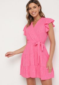 Born2be - Fuksjowa Kopertowa Sukienka Ozdobiona Falbanami i Paskiem Liliessa. Okazja: na co dzień. Typ kołnierza: dekolt w kształcie V. Kolor: różowy. Wzór: aplikacja. Typ sukienki: kopertowe. Styl: elegancki, casual, klasyczny #1