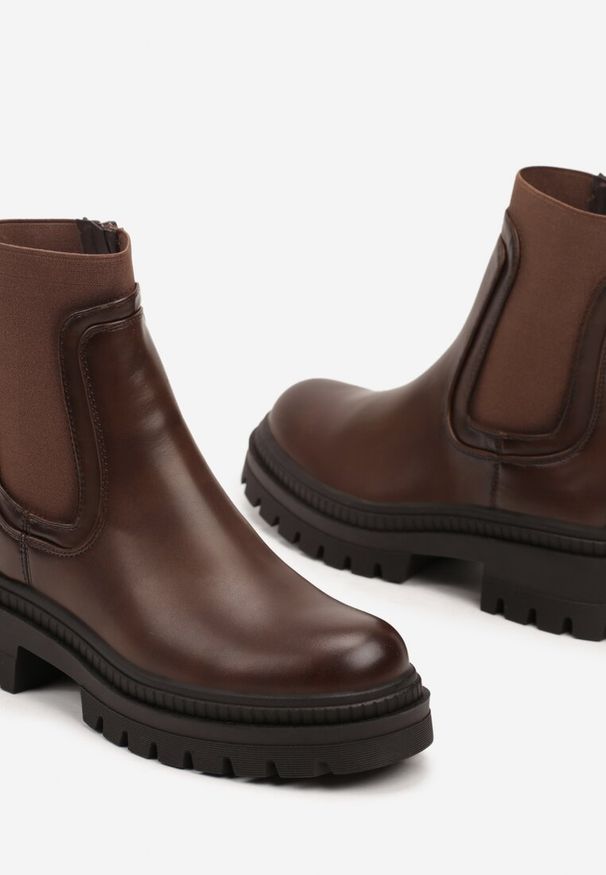 Renee - Brązowe Płaskie Botki w Stylu Sztybletów z Ozdobnymi Przeszyciami Narirae. Okazja: na co dzień. Kolor: brązowy. Materiał: jeans. Sezon: jesień. Obcas: na obcasie. Styl: klasyczny, elegancki, casual. Wysokość obcasa: niski