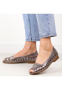 POTOCKI - Srebrne pw ażurowe półbuty damskie Potocki 12392. Nosek buta: otwarty. Zapięcie: bez zapięcia. Kolor: srebrny. Szerokość cholewki: normalna. Wzór: ażurowy. Materiał: skóra. Sezon: wiosna, lato. Obcas: na obcasie. Styl: elegancki, klasyczny. Wysokość obcasa: niski #1