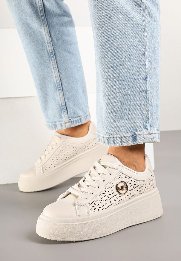Renee - Jasnobeżowe Sneakersy na Platformie z Ażurowym Zdobieniem i Aplikacją Dalirnna. Okazja: na co dzień. Kolor: beżowy. Materiał: jeans. Wzór: aplikacja, ażurowy. Obcas: na platformie