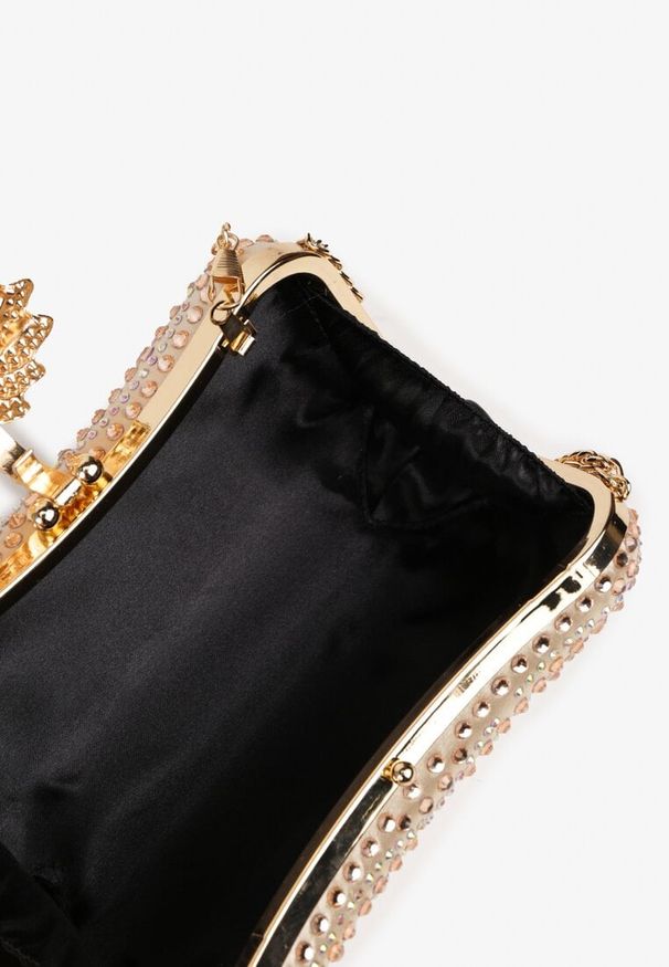 Renee - Złota Torebka Kopertówka z Łańcuszkiem Zdobiona Cyrkoniami i Kwiatową Aplikacją Fessaluna. Kolor: złoty. Wzór: kwiaty, aplikacja. Dodatki: z aplikacjami. Materiał: zdobione. Styl: elegancki, klasyczny. Rodzaj torebki: na ramię