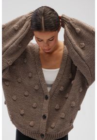 Marsala - Kardigan zapinany na guziki w kolorze LIGHT BROWN - BUBLE. Okazja: do pracy, na co dzień. Typ kołnierza: dekolt w serek. Materiał: poliester, poliamid, akryl, wełna, jeans. Wzór: ze splotem. Styl: casual, klasyczny #1
