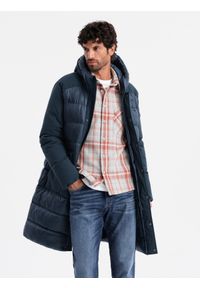 Ombre Clothing - Pikowana długa męska kurtka z dużymi kieszeniami – granatowa V4 OM-JALJ-0165 - XXL. Typ kołnierza: kaptur. Kolor: niebieski. Materiał: poliester, syntetyk, nylon, materiał, tkanina. Długość: długie. Wzór: gładki, aplikacja #4
