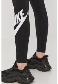 Nike Sportswear - Legginsy. Stan: podwyższony. Kolor: czarny. Wzór: nadruk