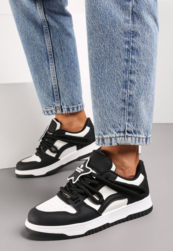 Renee - Czarne Sneakersy z Grubymi Sznurowadłami i Naszywką w Kształcie Gwiazdki Alesine. Nosek buta: okrągły. Zapięcie: sznurówki. Kolor: czarny. Wzór: aplikacja. Sezon: jesień, lato, wiosna. Obcas: na obcasie. Wysokość obcasa: niski