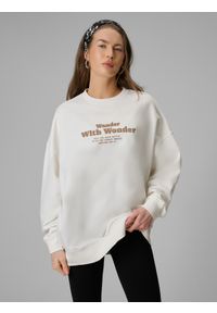 4f - 4F Bluza dresowa oversize bez kaptura damska - biała XL. Okazja: na co dzień, do domu. Typ kołnierza: bez kaptura. Kolor: biały. Materiał: dresówka. Wzór: nadruk. Styl: casual #1