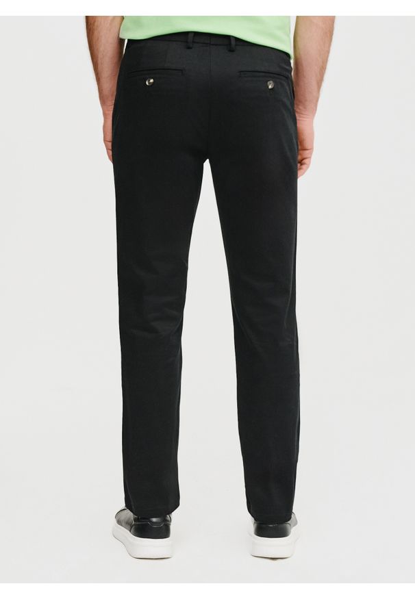 Pako Lorente - PAKO LORENTE - Czarne spodnie z zaszewkami. Okazja: na co dzień. Kolor: czarny. Materiał: elastan, bawełna. Wzór: gładki. Styl: casual