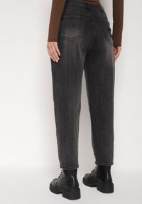 Born2be - Szare Jeansy o Kroju Mom Fit z Wysokim Stanem Ralerra. Okazja: na co dzień. Stan: podwyższony. Kolor: szary. Wzór: gładki. Styl: casual, elegancki #5