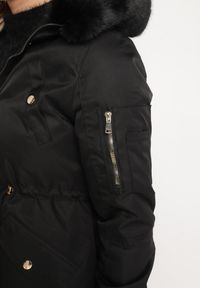 Born2be - Czarna Kurtka Parka ze Ściągaczem i Kapturem z Futerkiem Kathateia. Okazja: na co dzień. Kolor: czarny. Materiał: futro. Długość rękawa: długi rękaw. Długość: długie. Styl: klasyczny, casual, elegancki #5