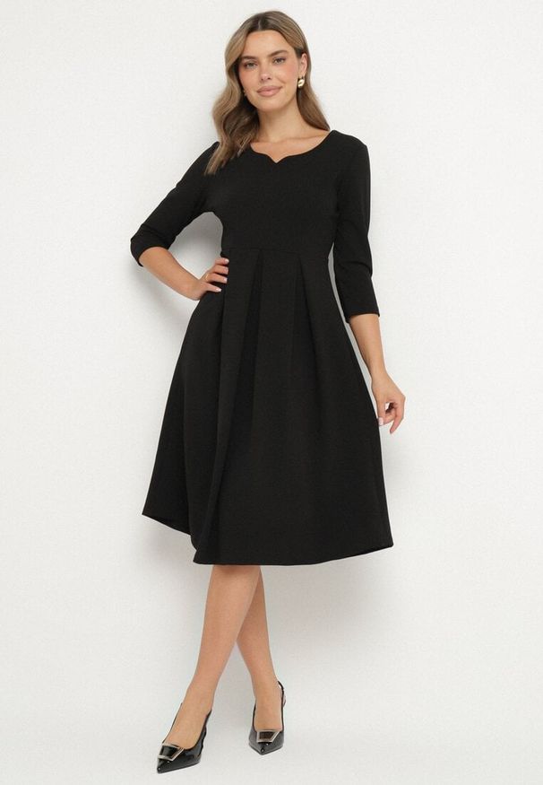 Born2be - Czarna Rozkloszowana Sukienka z Rękawem 3/4 Nomiel. Okazja: na co dzień. Typ kołnierza: dekolt w kształcie V. Kolor: czarny. Typ sukienki: rozkloszowane. Styl: klasyczny, casual, elegancki