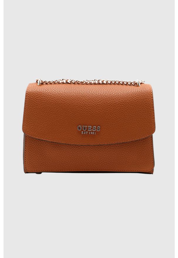 Guess - GUESS Brązowa kopertówka damska Calista. Kolor: brązowy. Materiał: skórzane