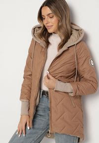 Born2be - Jasnobrązowa Pikowana Kurtka z Przedłużonym Tyłem i Kapturem Melune. Okazja: na co dzień. Kolor: brązowy. Materiał: jeans. Wzór: aplikacja. Styl: klasyczny, casual #7