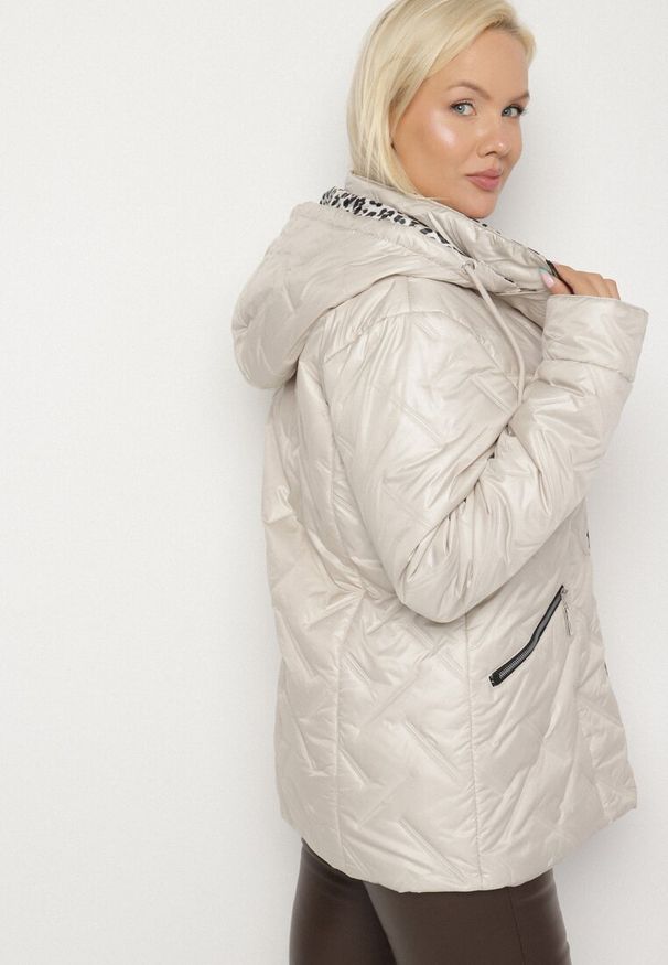 Born2be - Ciemnoszara Pikowana Kurtka z Kapturem i Podszewką w Panterkę Felandre. Okazja: na co dzień, na spacer. Typ kołnierza: kaptur. Kolekcja: plus size. Kolor: szary. Materiał: jeans. Wzór: motyw zwierzęcy. Styl: klasyczny, casual