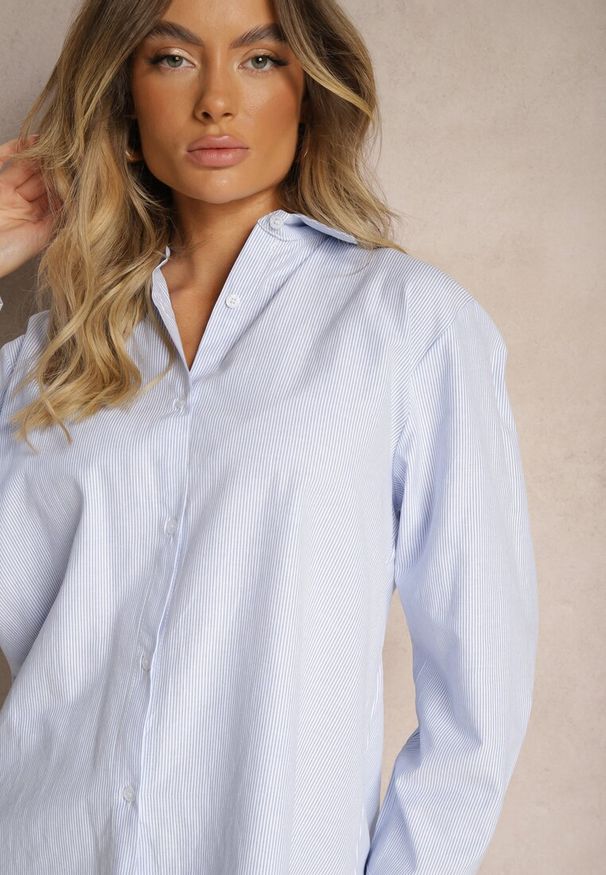Renee - Niebieska Koszula Klasyczna w Delikatne Paseczki Arffia. Okazja: na spotkanie biznesowe. Kolor: niebieski. Materiał: jeans. Długość rękawa: długi rękaw. Długość: długie. Wzór: paski. Styl: klasyczny
