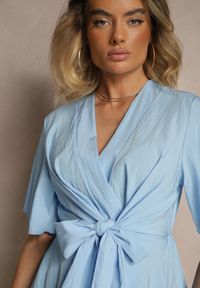 Renee - Jasnoniebieska Bluzka z Wiskozą Kopertowym Dekoltem i Ozdobnym Supełkiem Lioriva. Okazja: na co dzień. Kolor: niebieski. Materiał: wiskoza. Wzór: aplikacja. Styl: elegancki, casual #3
