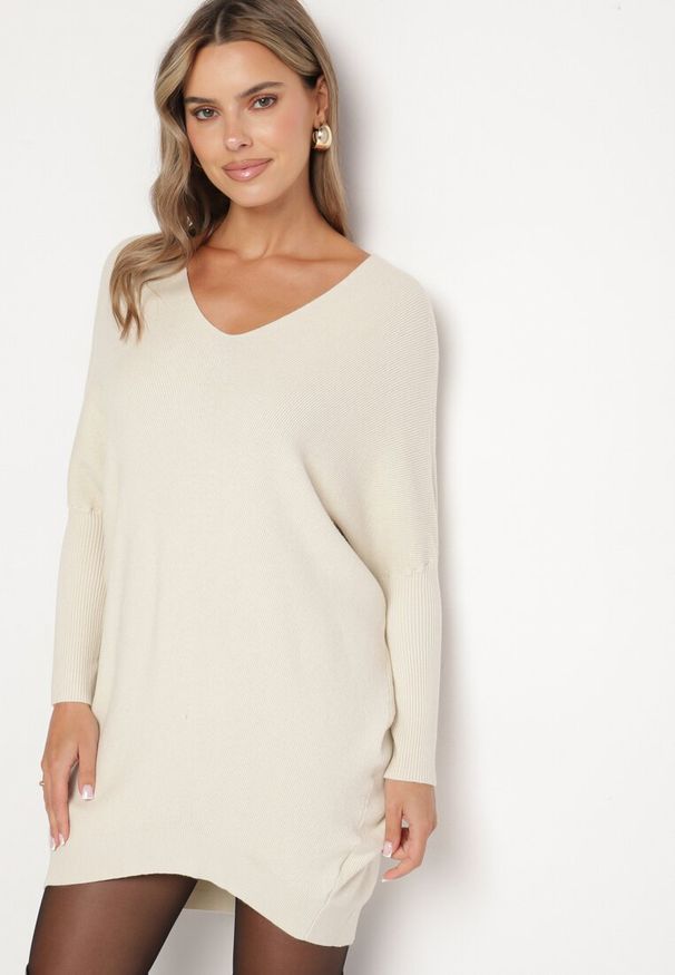 Born2be - Jasnobeżowy Sweter z Wiskozą i Modalem oraz Ozdobnym Wiązaniem Zinnisca. Okazja: na co dzień. Kolor: beżowy. Materiał: wiskoza. Długość rękawa: długi rękaw. Długość: długie. Styl: elegancki, casual