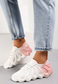 Renee - Biało-Różowe Sneakersy Phelladina. Nosek buta: okrągły. Zapięcie: sznurówki. Kolor: biały. Materiał: jeans. Szerokość cholewki: normalna. Wzór: aplikacja #5