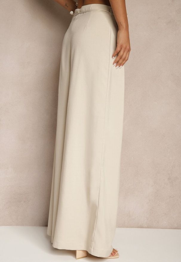 Renee - Beżowe Spodnie o Szerokim Kroju High Waist z Kwiatem 3D Firalisse. Okazja: na co dzień. Stan: podwyższony. Kolor: beżowy. Wzór: kwiaty. Styl: elegancki, klasyczny, casual