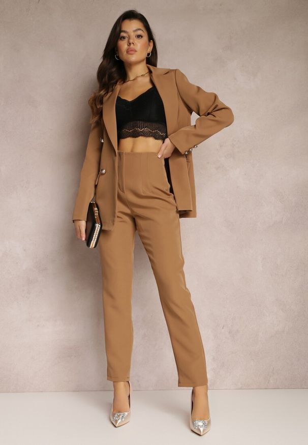 Renee - Jasnobrązowe Spodnie Cygaretki High Waist Molfi. Okazja: na spotkanie biznesowe, do pracy. Stan: podwyższony. Kolor: beżowy. Materiał: jedwab, tkanina. Wzór: aplikacja, bez wzorów. Styl: elegancki, biznesowy, wizytowy