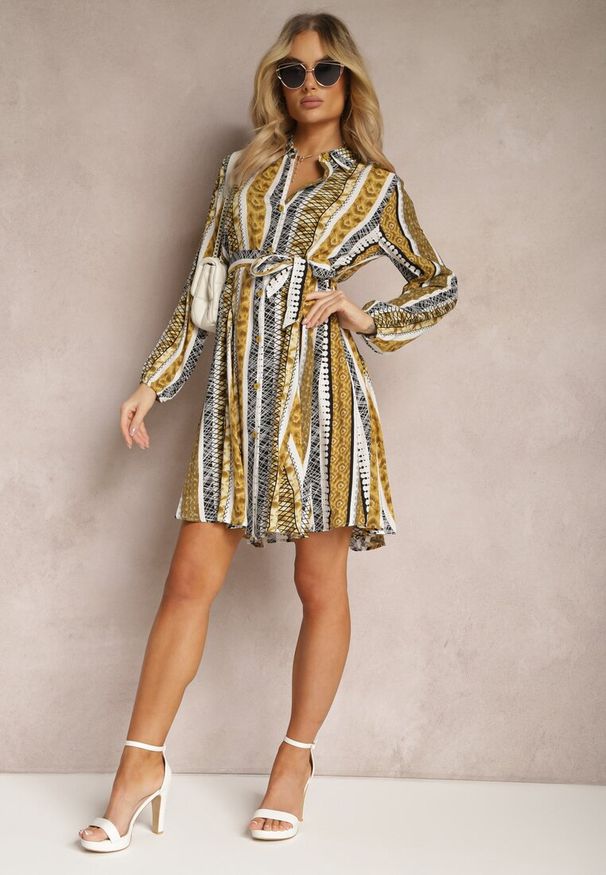 Renee - Żółta Wiskozowa Sukienka Koszulowa z Paskiem w Talii Rozkloszowana Urdiasa. Okazja: na co dzień, na randkę, na imprezę. Typ kołnierza: dekolt w kształcie V. Kolor: żółty. Materiał: wiskoza. Długość rękawa: długi rękaw. Typ sukienki: koszulowe. Styl: casual, elegancki, sportowy