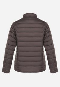 Born2be - Szara Pikowana Kurtka o Prostym Kroju z Niską Stójką Zeniva. Okazja: na co dzień, na spacer. Typ kołnierza: kołnierzyk stójkowy. Kolekcja: plus size. Kolor: szary. Materiał: dzianina, jeans. Styl: casual #7