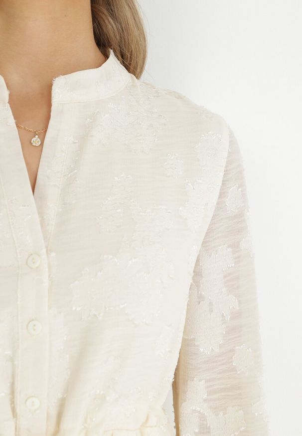 Born2be - Beżowa Rozkloszowana Sukienka ze Sznurkiem w Pasie Juna. Okazja: na co dzień. Typ kołnierza: dekolt w kształcie V. Kolor: beżowy. Długość rękawa: długi rękaw. Typ sukienki: proste. Styl: casual, elegancki