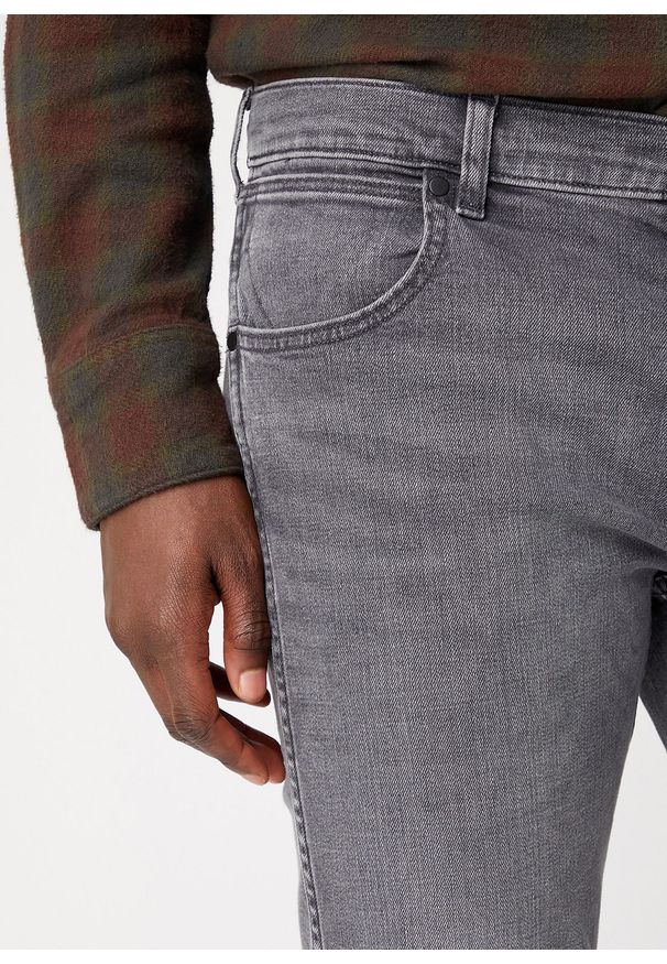 Wrangler - WRANGLER GREENSBORO MĘSKIE SPODNIE JEANSOWE IN SPACE W15Q29353