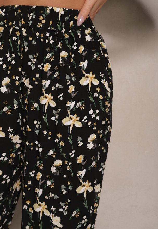 Renee - Czarne Spodnie High Waist w Kwiatowy Wzór Zolsedi. Okazja: na co dzień, na spacer. Stan: podwyższony. Kolor: czarny. Wzór: kwiaty. Styl: casual, elegancki