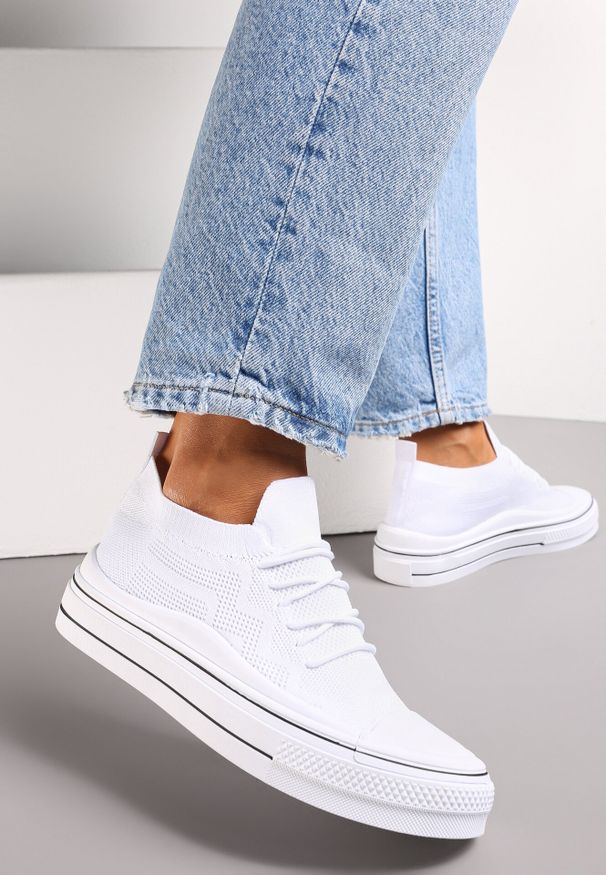 Born2be - Białe Trampki z Elastyczną Cholewką z Perforacją Ellivia. Okazja: na co dzień. Zapięcie: bez zapięcia. Kolor: biały. Szerokość cholewki: normalna. Styl: casual, klasyczny