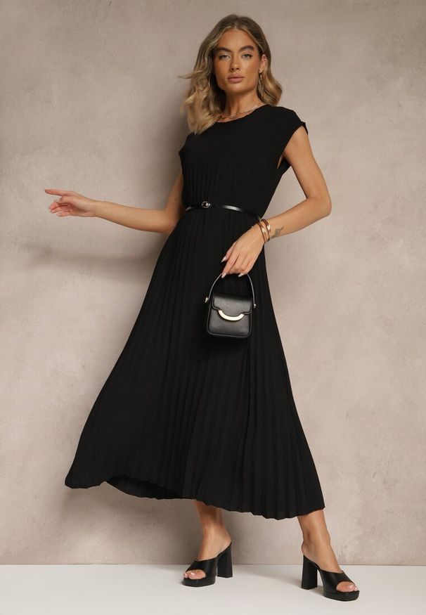 Renee - Czarna Sukienka Ozdobiona Plisami Mavellea. Okazja: na co dzień. Kolor: czarny. Wzór: aplikacja. Typ sukienki: proste. Styl: elegancki, casual, klasyczny
