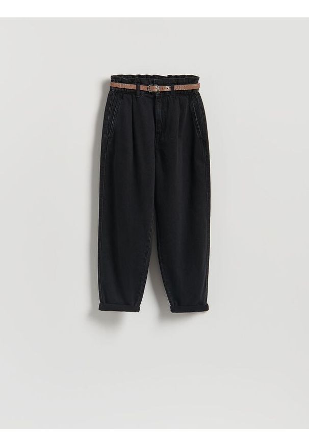 Reserved - Jeansy paperbag z paskiem - czarny. Kolor: czarny