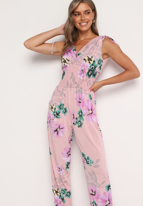 Born2be - Jasnoróżowy Kombinezon w Kwiaty z Trójkątnym Dekoltem i Troczkami na Ramionach Benan. Okazja: na co dzień. Kolor: różowy. Wzór: kwiaty. Styl: casual, elegancki