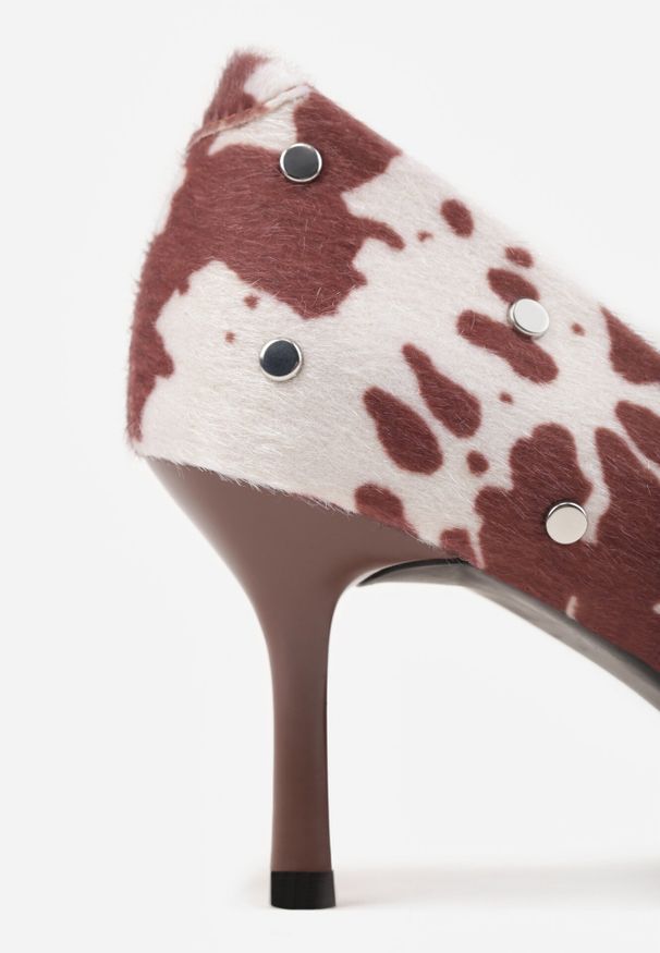 Born2be - Brązowe Czółenka na Szpilce Vices w Krowie Łaty ze Skórzaną Wkładką Ozdobione Ćwiekami i Klamrą Rilisea. Okazja: na co dzień. Zapięcie: klamry. Kolor: brązowy. Materiał: skóra. Wzór: aplikacja. Obcas: na szpilce. Styl: casual, klasyczny, elegancki