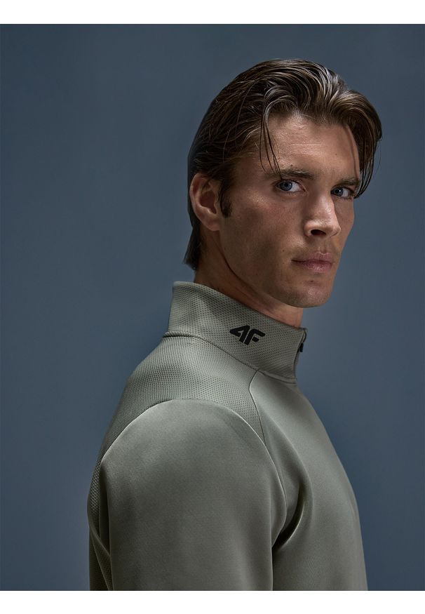 4f - 4F Bluza treningowa regular szybkoschnąca męska - oliwkowa/khaki S. Okazja: na co dzień. Typ kołnierza: kołnierzyk stójkowy, bez kaptura. Kolor: oliwkowy, brązowy, wielokolorowy. Materiał: dzianina, elastan, włókno, tkanina, syntetyk, materiał. Długość: krótkie. Wzór: gładki, ze splotem. Styl: casual, klasyczny, sportowy