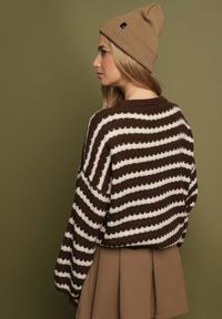 Born2be - Ciemnobrązowy Sweter Oversize z Wełną i Wiskozą o Luźnym Splocie w Paski Ternose. Okazja: na co dzień. Kolor: brązowy. Materiał: wełna, wiskoza. Wzór: ze splotem, paski. Styl: klasyczny, casual