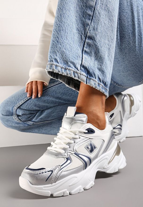Born2be - Biało-Srebrne Sneakersy na Grubej Podeszwie z Ozdobnymi Wstawkami i Sznurowaniem Ladilka. Nosek buta: okrągły. Zapięcie: sznurówki. Kolor: biały. Materiał: materiał. Obcas: na obcasie. Wysokość obcasa: niski