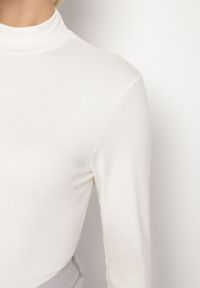Born2be - Biała Bluzka Golf Typu Longsleeve Altera. Okazja: do pracy, na co dzień. Typ kołnierza: golf. Kolor: biały. Materiał: jeans. Długość rękawa: długi rękaw. Styl: elegancki, casual #7