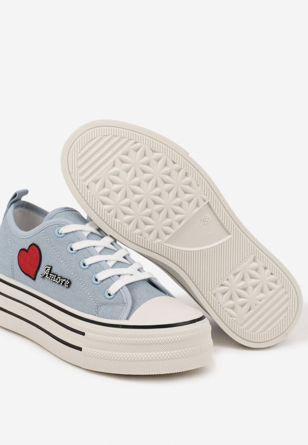 Renee - Niebieskie Trampki na Grubej Podeszwie z Aplikacją i Napisem Eheria. Okazja: na co dzień. Zapięcie: bez zapięcia. Kolor: niebieski. Materiał: jeans. Wzór: aplikacja, napisy. Styl: klasyczny, casual