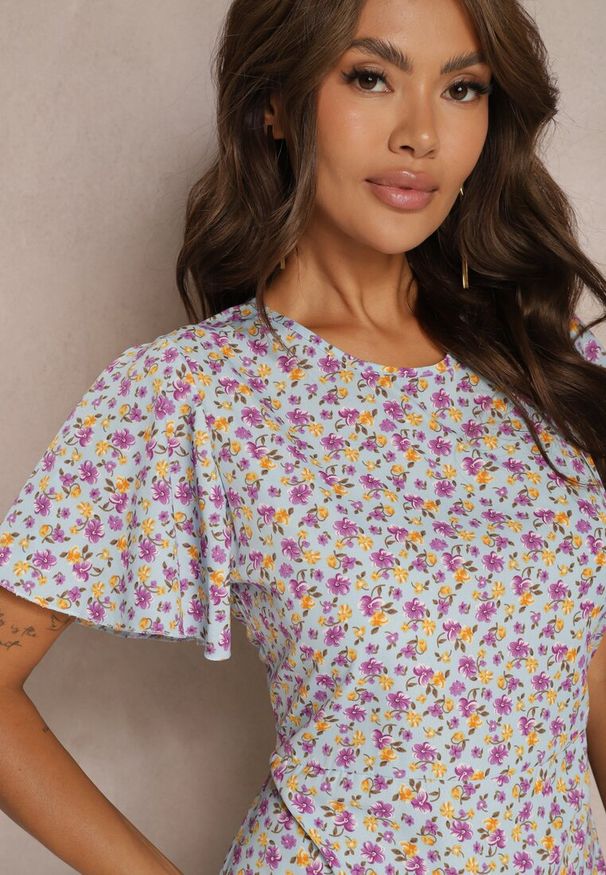 Renee - Niebieska Sukienka Midi o Pudełkowym Kroju w Kwiaty Kimbr. Kolor: niebieski. Wzór: kwiaty. Długość: midi