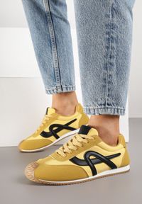 Born2be - Żółte Sneakersy Ozdobione Geometrycznym Motywem Ardetia. Okazja: na co dzień. Kolor: żółty. Materiał: jeans. Wzór: aplikacja, geometria
