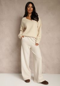 Renee - Jasnobeżowe Szerokie Spodnie Dzianinowe Ozdobione Sznurkami Meretusa. Okazja: do pracy, na co dzień, na spotkanie biznesowe. Stan: podwyższony. Kolor: beżowy. Materiał: dzianina. Wzór: aplikacja. Styl: casual, klasyczny, biznesowy #4