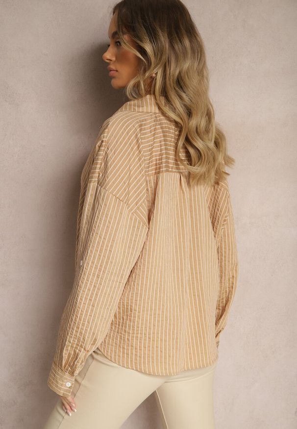 Renee - Beżowa Koszula z Dodatkiem Bawełny Ozdobiona Paskami Meridria. Okazja: na spotkanie biznesowe. Kolor: beżowy. Materiał: bawełna. Długość rękawa: długi rękaw. Długość: długie. Wzór: aplikacja. Styl: klasyczny, biznesowy, elegancki