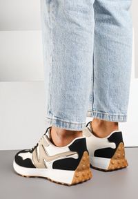 Renee - Czarno-Beżowe Sneakersy z Geometrycznym Wzorem Jenaviella. Nosek buta: okrągły. Zapięcie: sznurówki. Kolor: czarny. Wzór: geometria. Obcas: na obcasie. Wysokość obcasa: niski