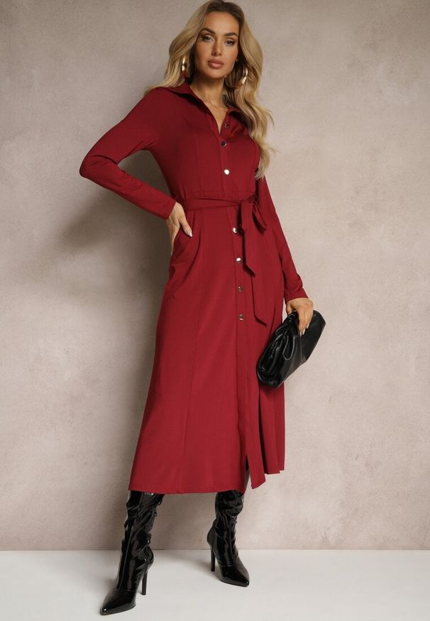 Renee - Bordowa Długa Sukienka Koszulowa z Wiązaniem w Talii Levae. Okazja: na co dzień, do pracy. Kolor: czerwony. Materiał: wiskoza. Typ sukienki: koszulowe. Styl: casual, elegancki. Długość: maxi