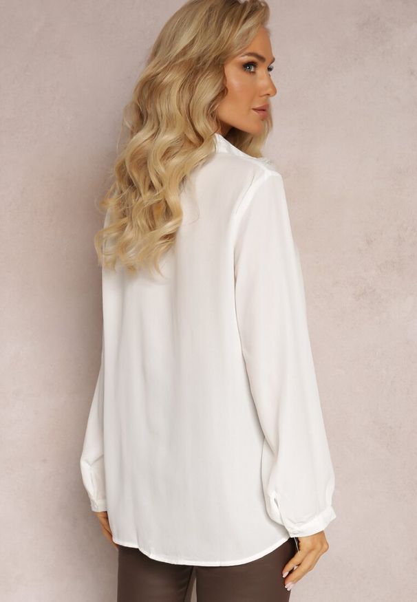 Renee - Biała Koszula z Falbanką i Koronkową Wstawką Hammonis. Kolor: biały. Materiał: koronka. Styl: elegancki