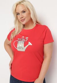 Born2be - Czerwony Bawełniany T-shirt z Ozdobnym Nadrukiem Littana. Okazja: na co dzień. Kolor: czerwony. Materiał: bawełna. Wzór: nadruk. Sezon: wiosna, lato. Styl: casual, klasyczny #1